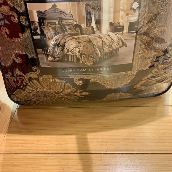 J. Queen New York Bradshaw Black is a traditional woven chenille damask set - Picture 6 of 8